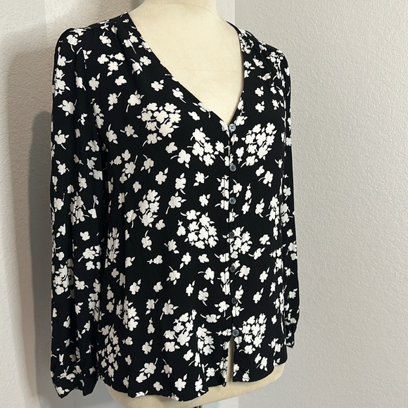 NWOT Loft Floral V-Neck Button Blouse (Lp) - Picture 6 of 12